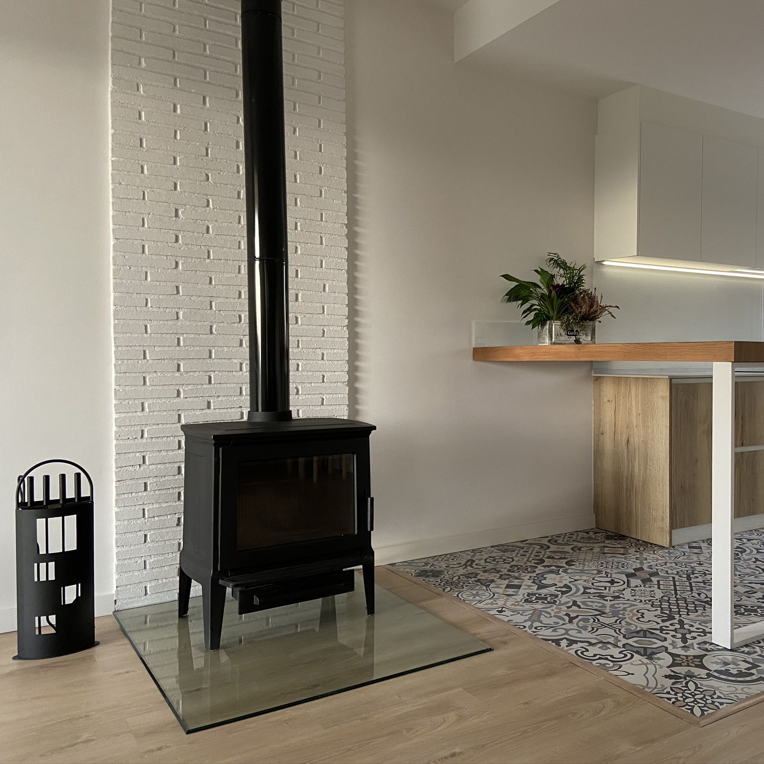 Reforma con chimenea decorativa