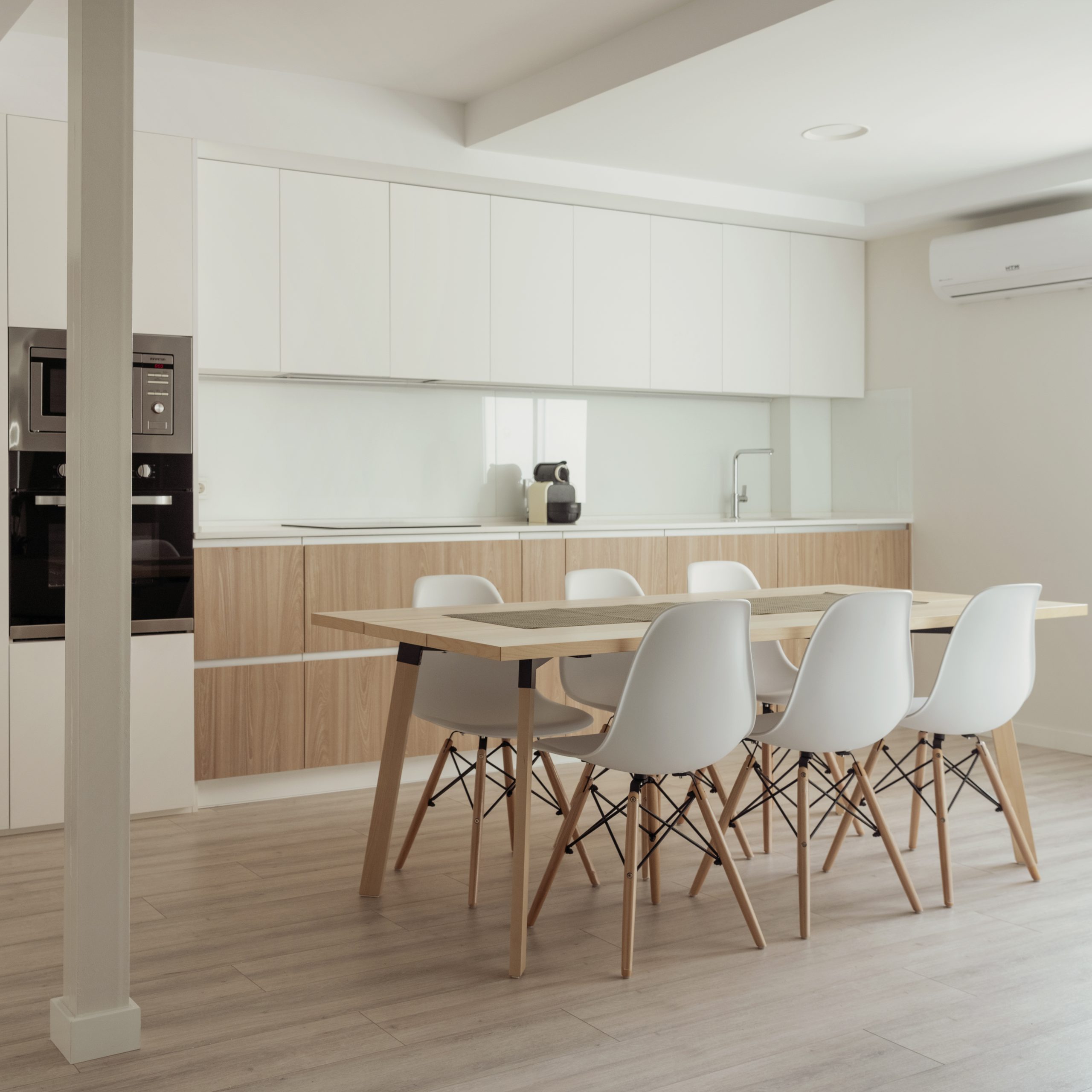 cocina integrada a comedor para 6 personas