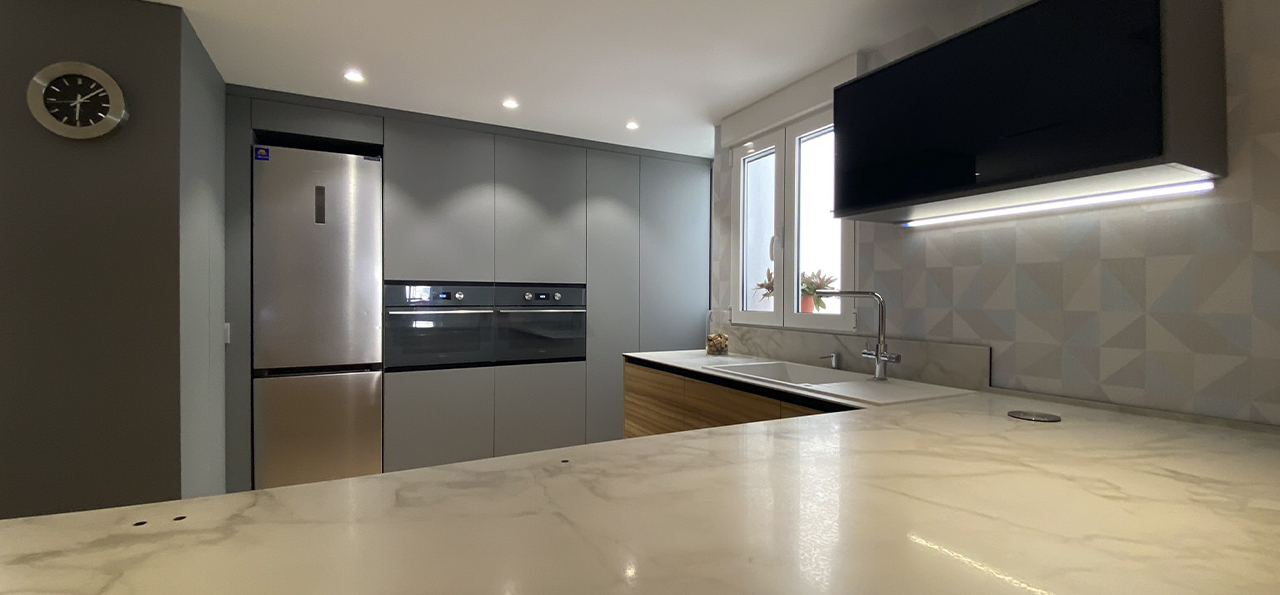 Reforma de cocina con placa de inducción integrada