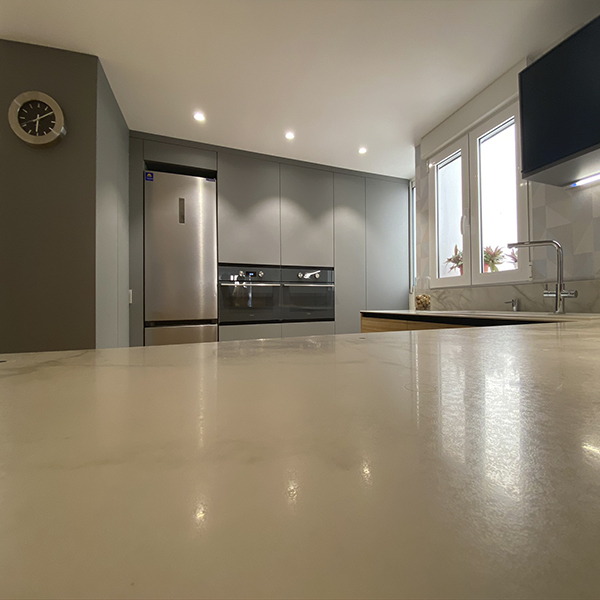 Reforma Integral de cocina en san vicente con electrodomésticos eficientes