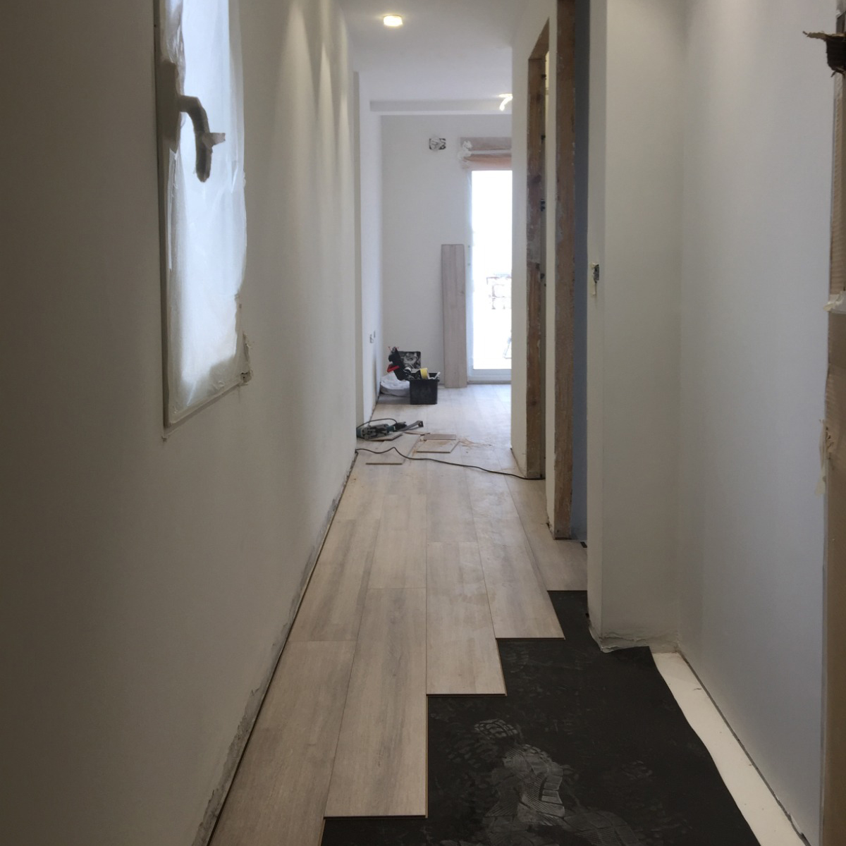 instalación de tarima sintética en apartamento