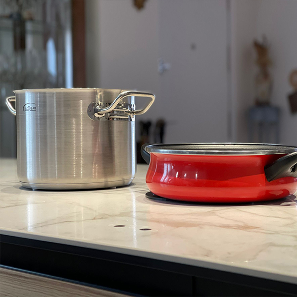 Placa de inducción tecnológica en cocina