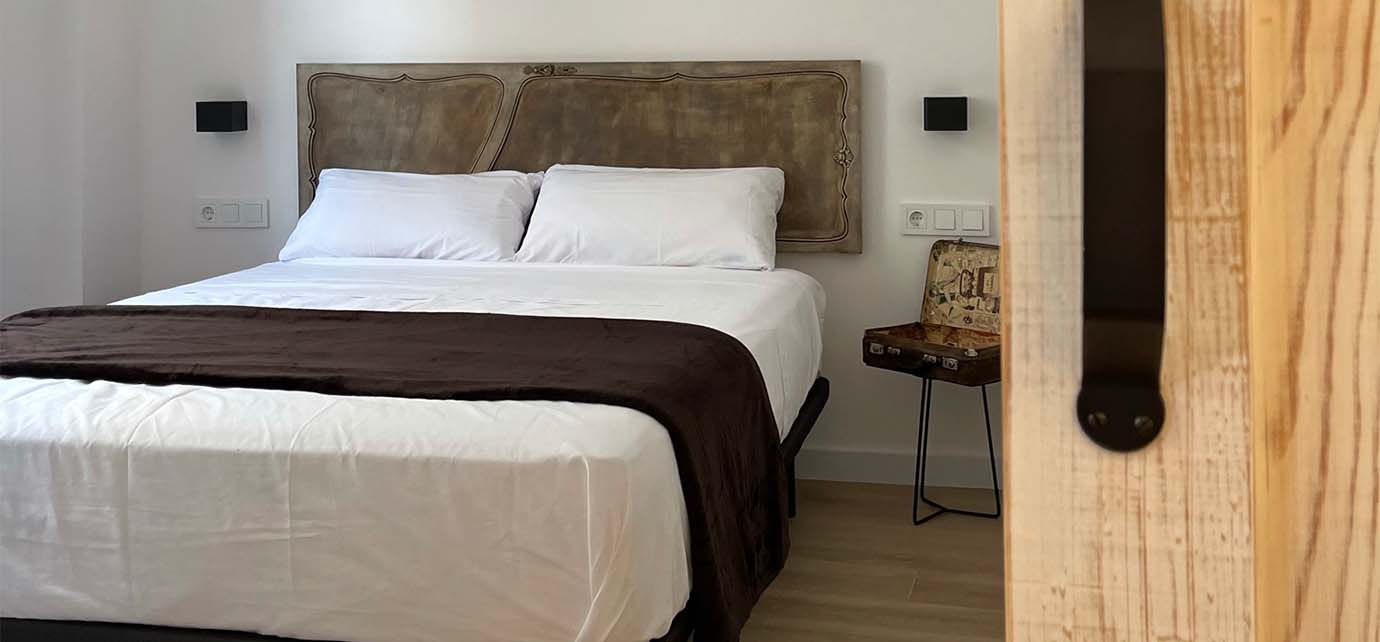 Dormitorio principal con decoración expecial que nos muestra un estilo decorativo