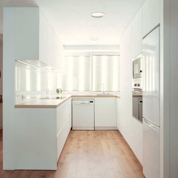 Las cocinas con tonalidades blancas y madera pertenecen a la decoración de estilo mediterraneo en Alicante