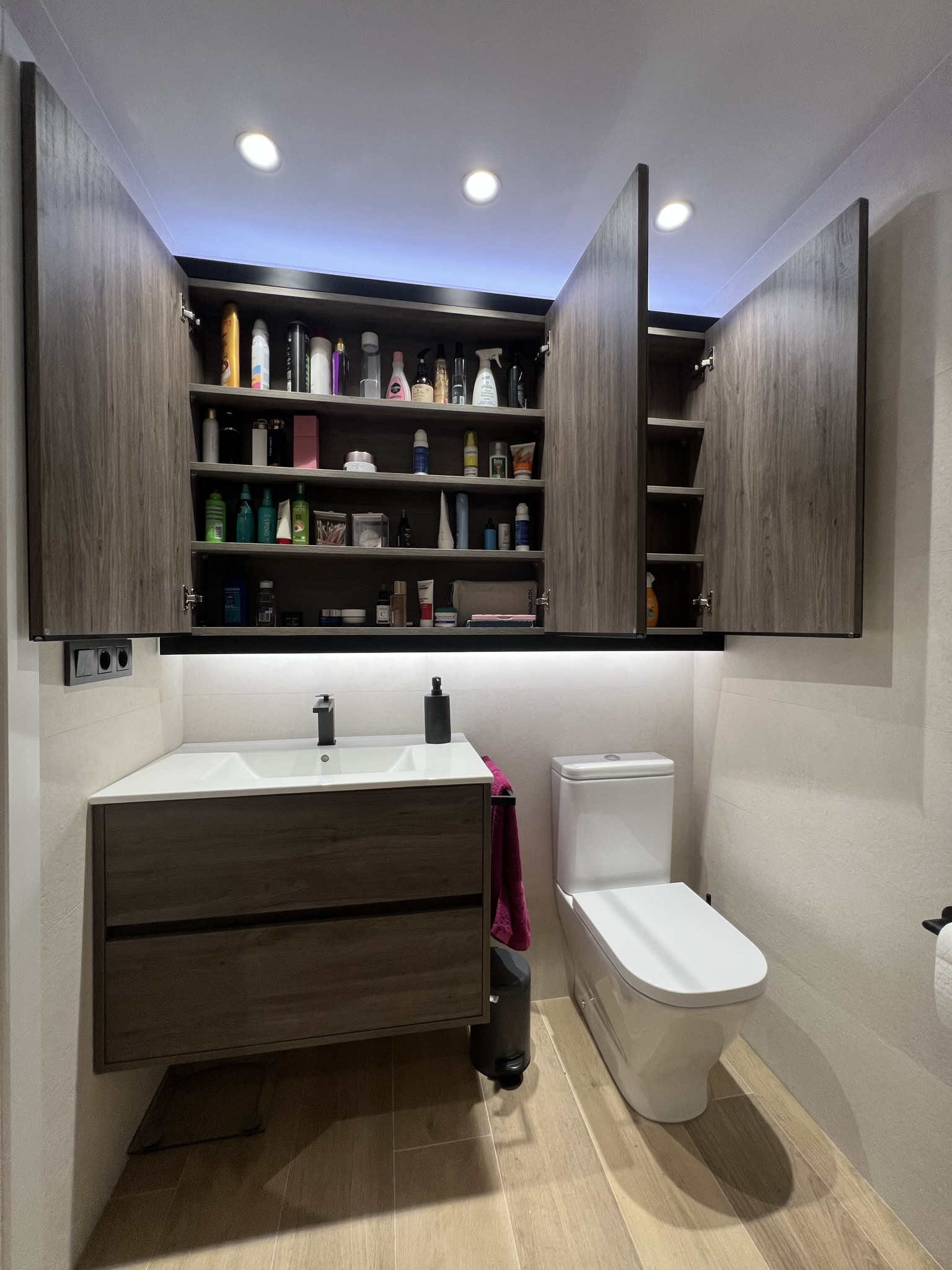Baño reformado moderno - detalle almacenamiento