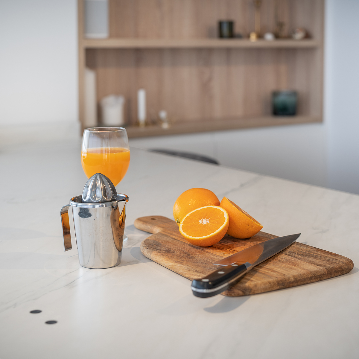 Cocina con peninsula con una encimera blanca y una excelente zona para desayunar