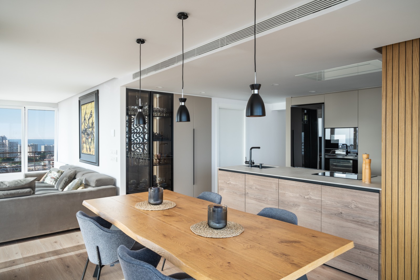 Cocina reformada integrada con salón y vistas panorámicas.