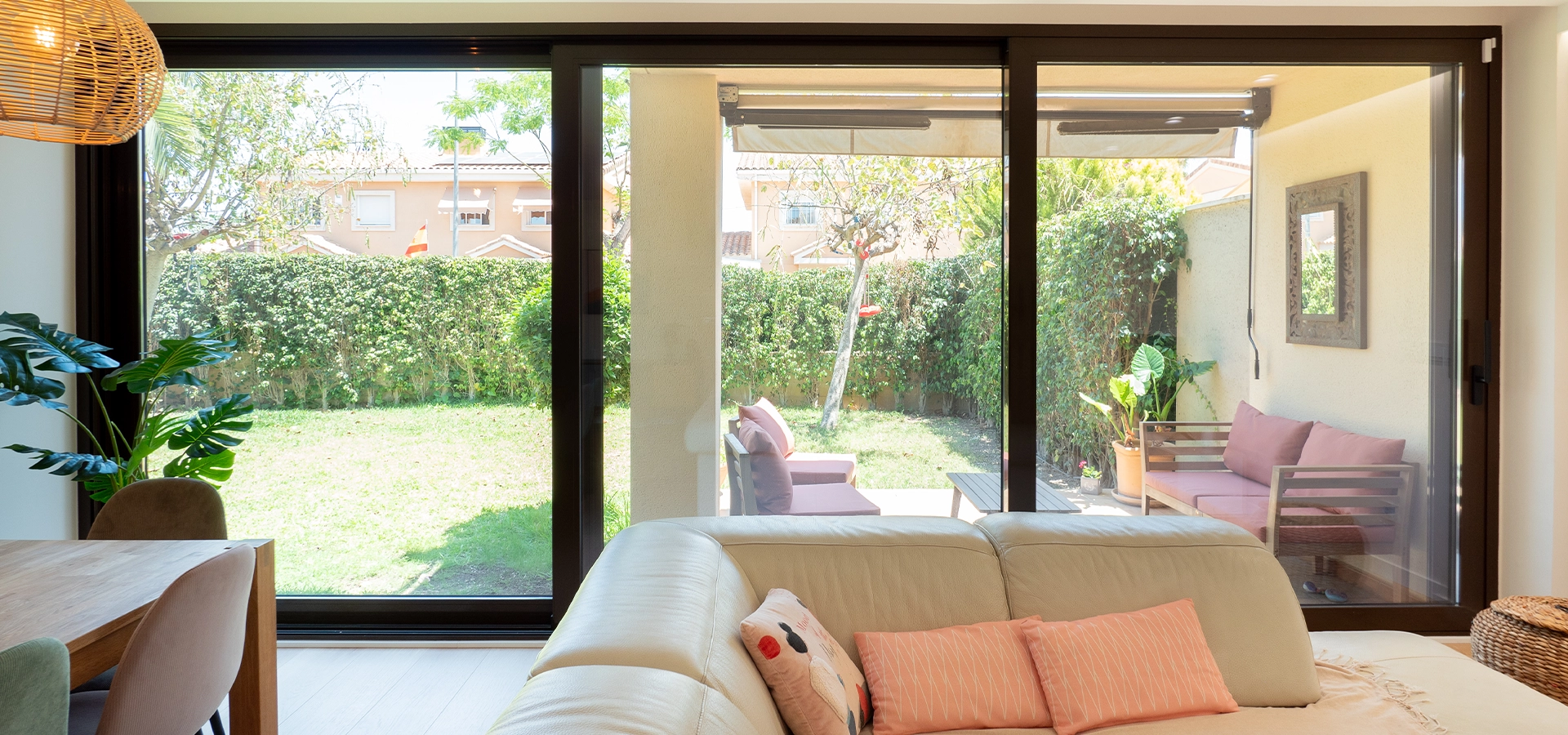 capricornio_header Reforma Integral de Vivienda en Calle Capricornio por Simón Interiores - detalle sofá