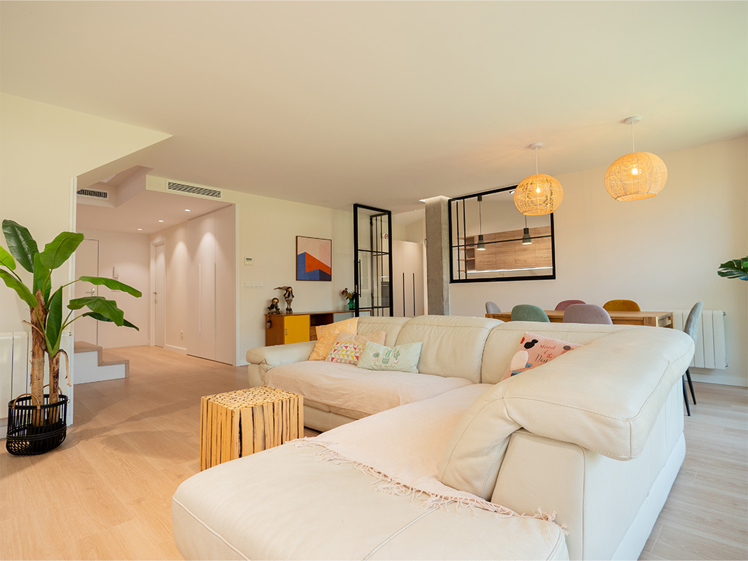 Reforma Integral de Vivienda en Calle Capricornio por Simón Interiores - salón 1